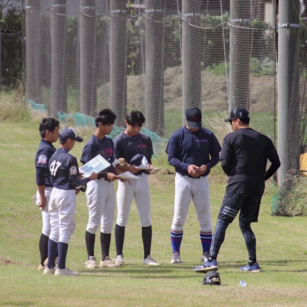 選手たちへ指導内容を説明する様子